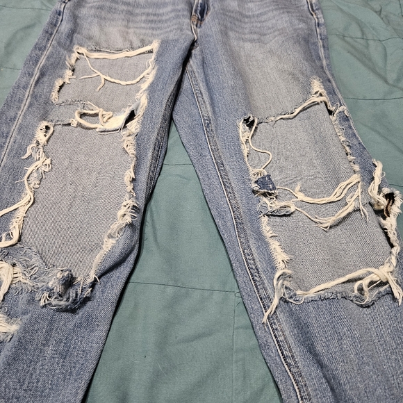 American Eagle woman's heavily distressed mom jeans - Picture 11 of 14